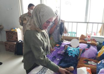 Jenguk Putriana Pateda Sedang Jalani Perawatan di RSUD Toto Kabila, Wabup Merlan Pastikan Pemda Akan Terus Lakukan Pendampingan