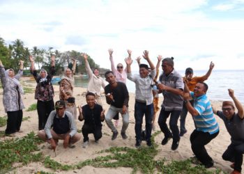 Plt. Bupati Terpukau Objek Wisata Pantai Pasir Putih Pinomontiga