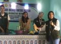 Mahasiswa MSIB saat melakukan edukasi kepada warga cara membuat donat dengan bahan dasar kulit pisang dan konsep zero waste