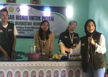Mahasiswa MSIB saat melakukan edukasi kepada warga cara membuat donat dengan bahan dasar kulit pisang dan konsep zero waste