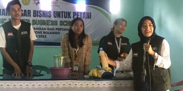 Mahasiswa MSIB saat melakukan edukasi kepada warga cara membuat donat dengan bahan dasar kulit pisang dan konsep zero waste