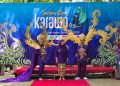 Kepala Dinas Kominfo Bone Bolango, Misnawaty Wantogia bersama ASN yang menjadi peserta Fashion Show Karawo saat melakukan parade di Kawasan Danau Perintis Suwawa, Senin (20/11/2023). (F. Amalia/Diskominfo)