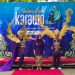 Kepala Dinas Kominfo Bone Bolango, Misnawaty Wantogia bersama ASN yang menjadi peserta Fashion Show Karawo saat melakukan parade di Kawasan Danau Perintis Suwawa, Senin (20/11/2023). (F. Amalia/Diskominfo)