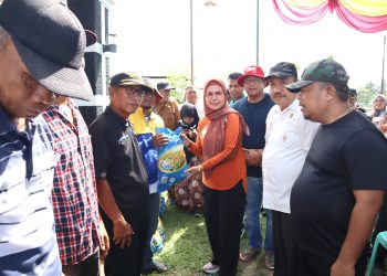 Merlan Serahkan 23 Ton Benih Padi dan Jagung Untuk Petani di Bone Bolango