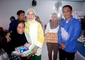 Ratusan Keluarga Miskin di Bone Bolango Terima Bantuan Sembako Gratis