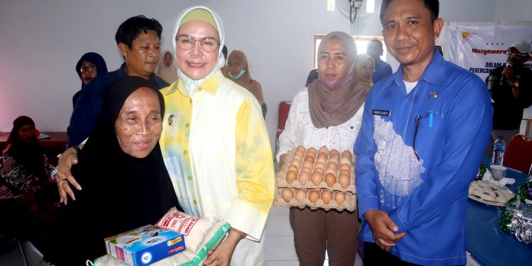 Ratusan Keluarga Miskin di Bone Bolango Terima Bantuan Sembako Gratis