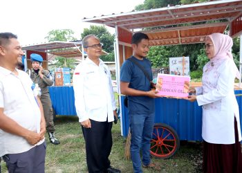 Plt. Bupati Serahkan Bantuan 15 Unit Booth Jualan Kepada Pelaku UMKM Jalan GORR