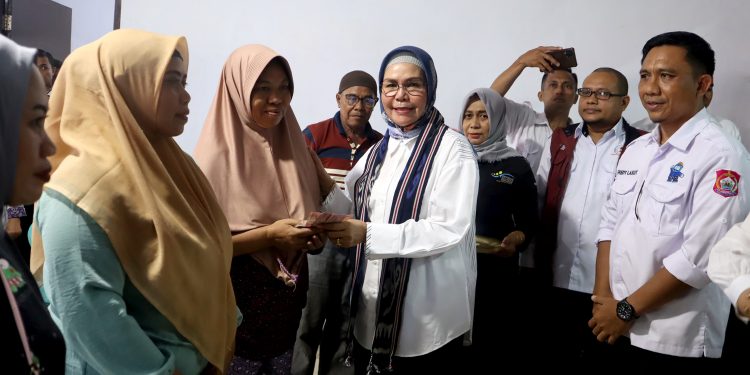 Warga Terdampak Fenomena Kemarau El Nino di Bone Bolango Terima Bantuan