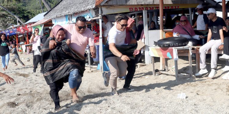 Asisten I Resmi Bubarkan Panitia Turnament Volly Ball Black Gold Suwawa Timur Cup 2023