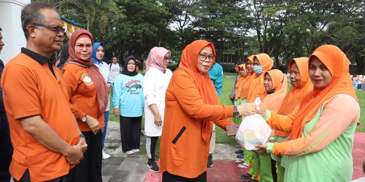 DWP Bone Bolango Bagikan Paket Sembako Kepada Ratusan Petugas Kebersihan