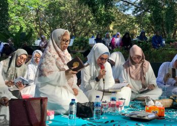 Plt Bupati Merlan S. Uloli saat membaca ayat suci Al-Quran pada doa dan khatam Quran menyambut pergantian tahun 2023-2024 dilingkungan Pemerintah Kabupaten Bone Bolango, Jumat (29/12/2023). (F.Amalia/Diskominfo)