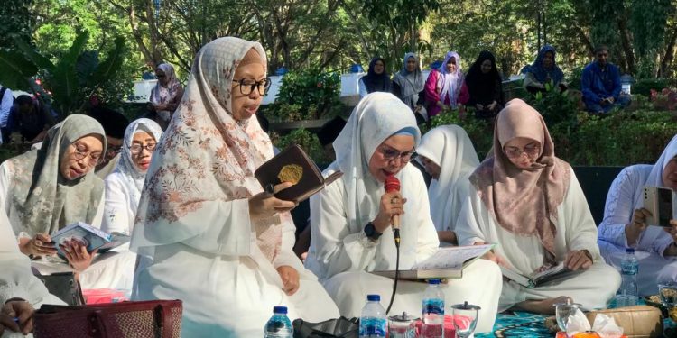 Plt Bupati Merlan S. Uloli saat membaca ayat suci Al-Quran pada doa dan khatam Quran menyambut pergantian tahun 2023-2024 dilingkungan Pemerintah Kabupaten Bone Bolango, Jumat (29/12/2023). (F.Amalia/Diskominfo)