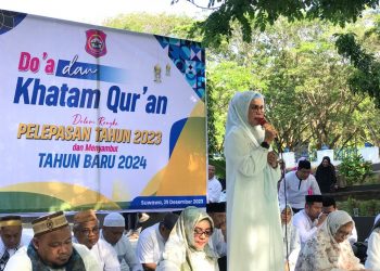 Plt Bupati Merlan S. Uloli saat memberikan sambutan pada kegiatan doa dan khatam Quran jelang pergantian tahun 2023-2024 di Kawasan Kantor Bupati Bone Bolango, Jumat (29/12/2023). (F. Sandi/Diskominfo)
