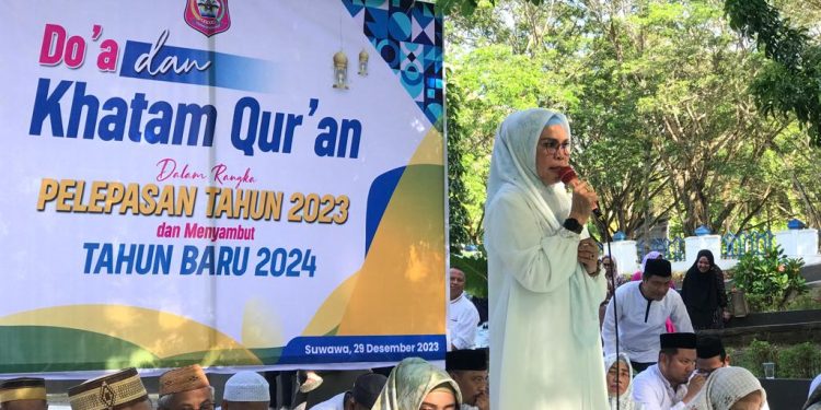 Plt Bupati Merlan S. Uloli saat memberikan sambutan pada kegiatan doa dan khatam Quran jelang pergantian tahun 2023-2024 di Kawasan Kantor Bupati Bone Bolango, Jumat (29/12/2023). (F. Sandi/Diskominfo)