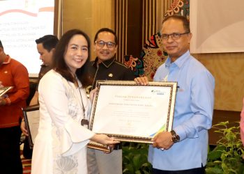 Komitmen Lindungi Pekerja Dengan Program Jamsostek, Pemkab Bone Bolango Terima Penghargaan