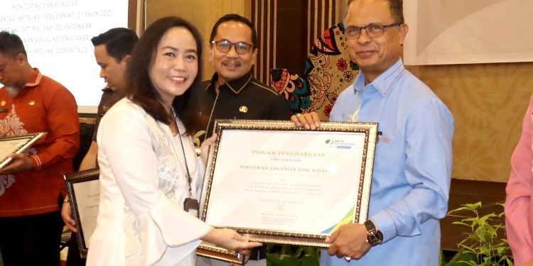 Komitmen Lindungi Pekerja Dengan Program Jamsostek, Pemkab Bone Bolango Terima Penghargaan