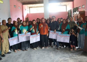 Plt. Bupati Serahkan Bantuan Sarana Usaha Untuk Lima Kelompok TKM di Kelurahan Tumbihe dan Pauwo
