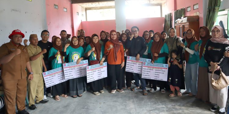 Plt. Bupati Serahkan Bantuan Sarana Usaha Untuk Lima Kelompok TKM di Kelurahan Tumbihe dan Pauwo