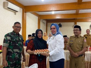 Plt Bupati Merlan S. Uloli saat menyerahkan Bantuan Kios Pangan di Kecamatan Kabila, Senin (18/12/2023)