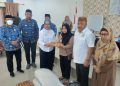 Plt Bupati Merlan S. Uloli didampingi Ketua DPRD, Halid Tangahu dan Kepala Dinas Ketahanan Pangan dan Pertanian, Yusbar Ismail saat menyerahkan Bantuan Kios Pangan di Kecamatan Suwawa Tengah, Senin (18/12/2023)
