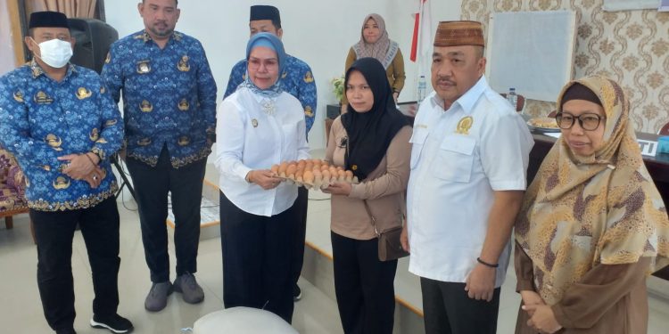 Plt Bupati Merlan S. Uloli didampingi Ketua DPRD, Halid Tangahu dan Kepala Dinas Ketahanan Pangan dan Pertanian, Yusbar Ismail saat menyerahkan Bantuan Kios Pangan di Kecamatan Suwawa Tengah, Senin (18/12/2023)