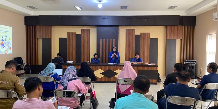 Kepala Dinas Komunikasi dan Informatika Kabupaten Bone Bolango, Misnawaty Wantogia saat membuka kegiatan Evaluasi Walidata Opendata Kabupaten Bone Bolango di Ruang Restorasi Kantor Bupati, Kamis (21/12/2023).