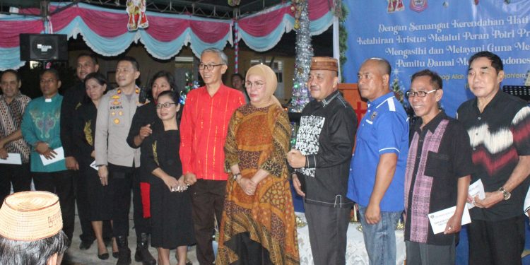 Plt Bupati Merlan S. Uloli saat foto bersama pada perayaan natal tahun 2023