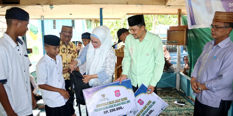 Baznas Bone Bolango Berbagi Bingkisan Dengan Anak Yatim