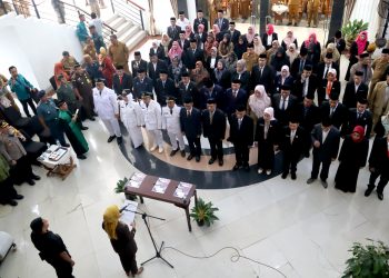 Perdana, Bupati Merlan Uloli Lantik 83 Pejabat Struktural dan Fungsional