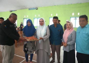 Plt. Bupati Salurkan Paket Sembako Kepada 180 Keluarga Miskin Ekstrem di Kecamatan Bonepantai