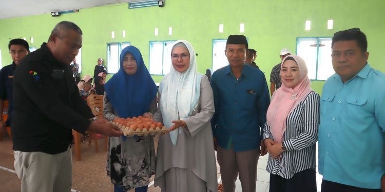 Plt. Bupati Salurkan Paket Sembako Kepada 180 Keluarga Miskin Ekstrem di Kecamatan Bonepantai