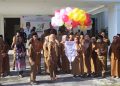 Plt Bupati Merlan S. Uloli saat melepas balon udara pada pencanangan HUT Bone Bolango ke 21 di Halaman Kantor Bupati, Senin (2/1/2024). (F. Yudi/Sespri)