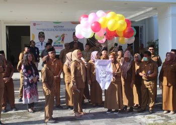 Plt Bupati Merlan S. Uloli saat melepas balon udara pada pencanangan HUT Bone Bolango ke 21 di Halaman Kantor Bupati, Senin (2/1/2024). (F. Yudi/Sespri)
