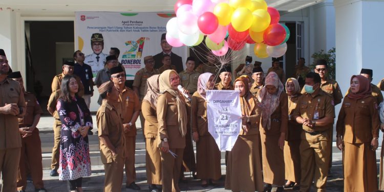 Plt Bupati Merlan S. Uloli saat melepas balon udara pada pencanangan HUT Bone Bolango ke 21 di Halaman Kantor Bupati, Senin (2/1/2024). (F. Yudi/Sespri)