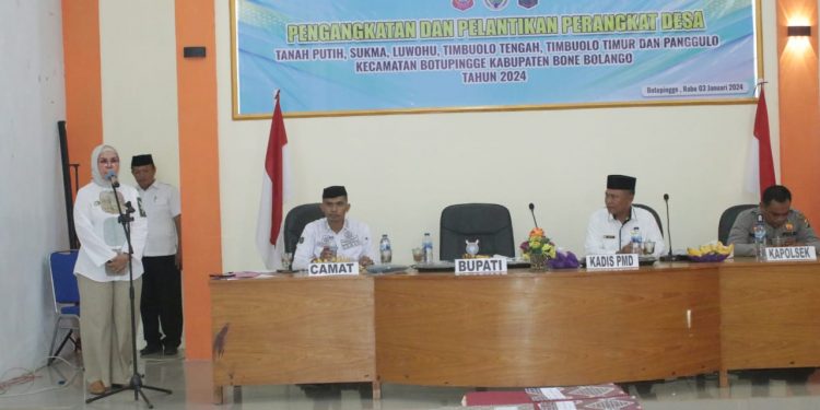 Plt Bupati Merlan S. Uloli saat memberikan arahan pada kegiatan Pengangkatan dan Pelantikan Perangkat Desa di Kecamatan Botupingge, Rabu (3/1/2024). (F. Yudi/Sespri)