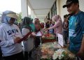 Bupati Merlan S. Uloli bersama tim juri saat melakukan penilaian lomba merangkai buah di stand Puskesmas Suwawa Tengah, Jumat (19/1/2024). (F.AKP/Diskominfo)