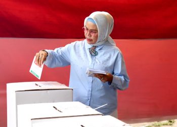 Bupati Merlan Salurkan Hak Suara di TPS 001 Kelurahan Tumbihe