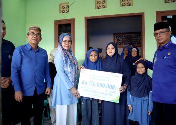 Diserahkan Bupati Merlan, Ahli Waris Sopir Kadis Satpol PP Terima Santunan JKM dan Beasiswa Rp178,5 Juta