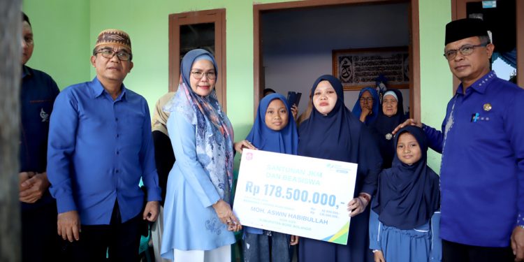 Diserahkan Bupati Merlan, Ahli Waris Sopir Kadis Satpol PP Terima Santunan JKM dan Beasiswa Rp178,5 Juta