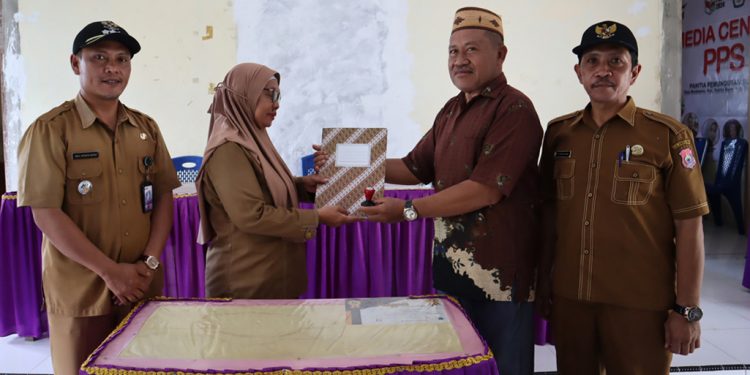 Camat Kabila Bone Pimpin Sertijab Kades Modelomo dan Botutonuo