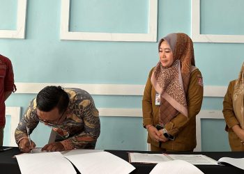 Penandatanganan Kontrak Kerjasama antara Dinas Kominfo Bone Bolango dan PT Andalas Global Network dalam penyediaan wifi publik tahun 2024. (F. Diskominfo Bone Bolango)