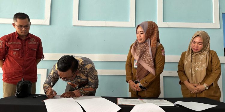 Penandatanganan Kontrak Kerjasama antara Dinas Kominfo Bone Bolango dan PT Andalas Global Network dalam penyediaan wifi publik tahun 2024. (F. Diskominfo Bone Bolango)