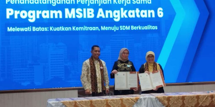 Kepala Bappeda Litbang Bone Bolango, Roswaty Agus saat menjadi perwakilan 207 mitra magang dalam penandatangan Perjanjian Kerjasama (PKS) Magang Studi Independen Bersertifikat (MSIB) Batch 6 di Jakarta, Selasa (20/2/2024).