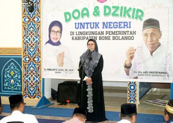 Air Mata Bupati Merlan Uloli Menetes Saat Doa dan Zikir Untuk Negeri