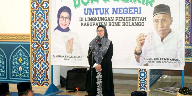 Air Mata Bupati Merlan Uloli Menetes Saat Doa dan Zikir Untuk Negeri