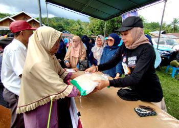 1.200 Paket Sembako Murah Ludes Diserbu Warga di Suwawa Timur