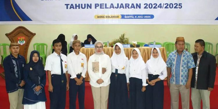 Bupati Merlan Berikan Beasiswa Penuh Untuk Lima Siswa Asal Pinogu Sekolah di SMAT Wira Bhakti Gorontalo