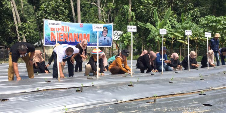Bupati Bone Bolango Minta Aparat Desa Tingkatkan Kinerja Pelayanan Kepada Masyarakat