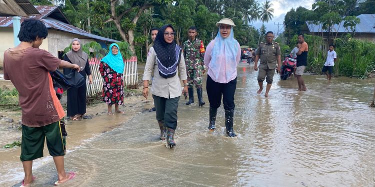 Hadir Ditengah Bencana Banjir, Bupati Merlan Pastikan Penanganan dan Bantuan Untuk Warga Berjalan Baik