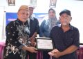 Warga Botubarani Terima BLT, Camat Kabila Bone Tekankan Manfaatkan Dengan Baik